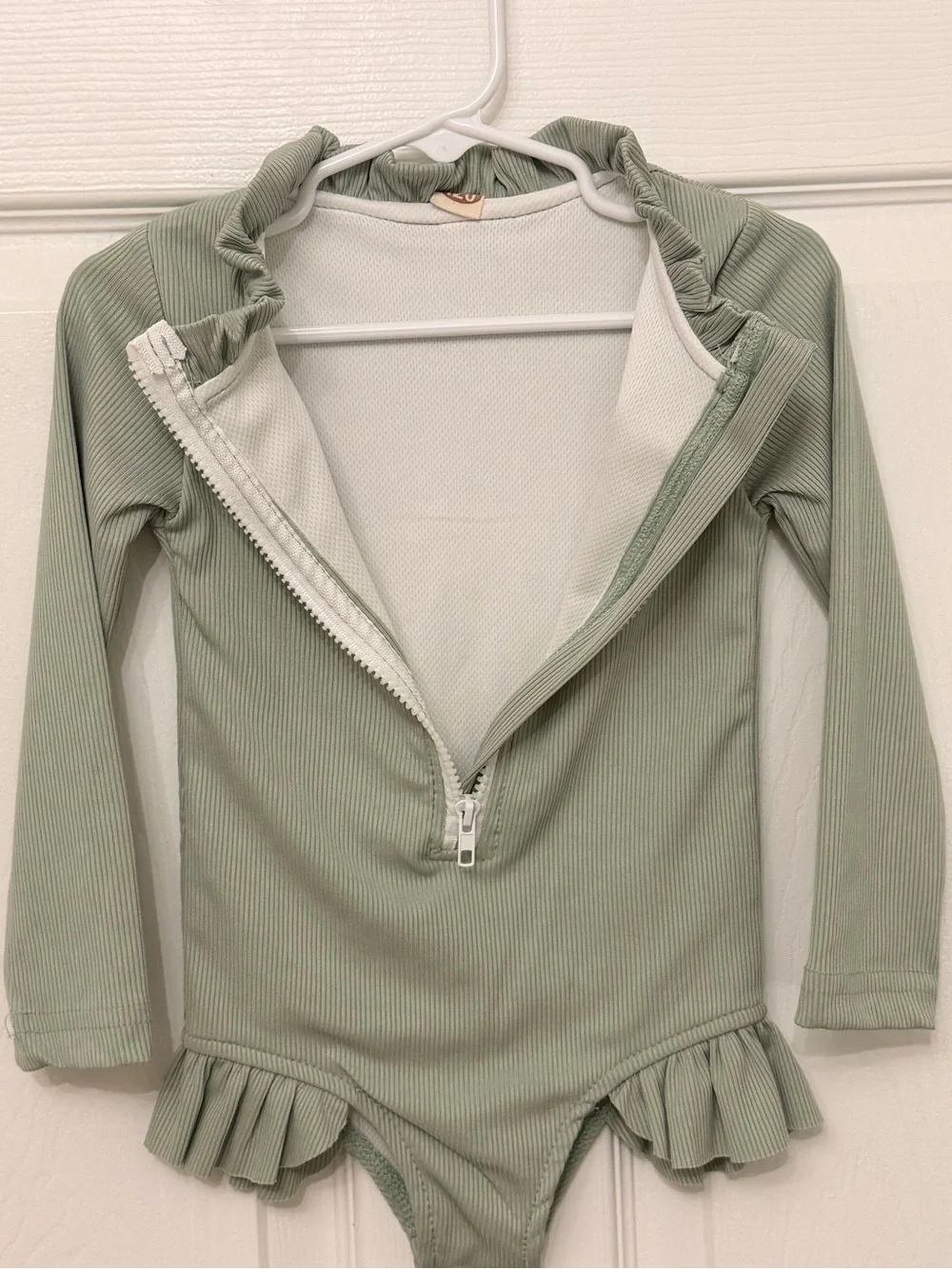 Girls Mint sage green long-sleeve swimsuit Size 5T 120 Eu Zipper Front Ruffle